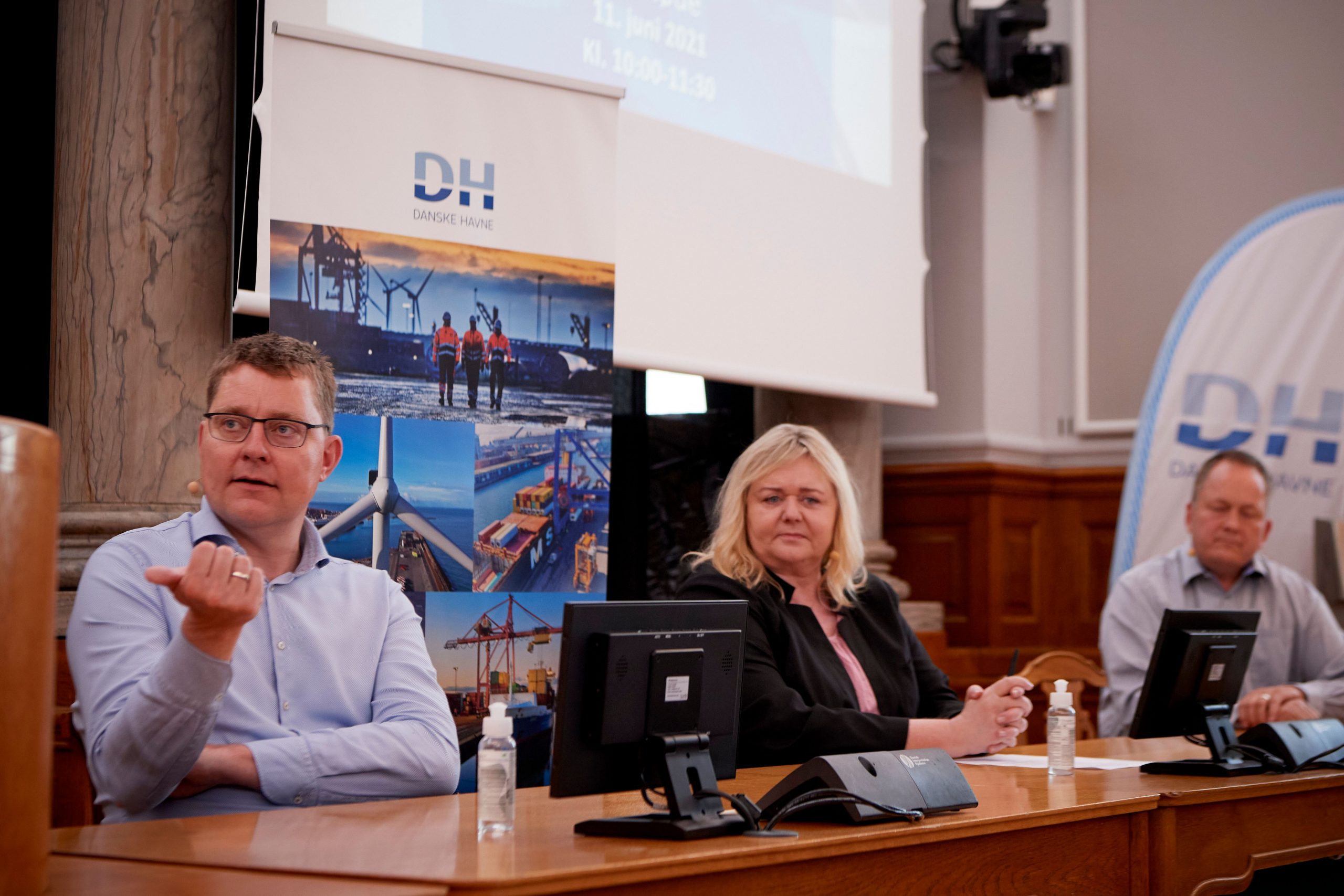 Paneldebat om havnenes rolle i Power-to-X. Fra venstre: Rasmus Helveg Petersen (RV), Mona Juul (KF) & Malte Larsen (S).  Foto: Carsten Lundager.