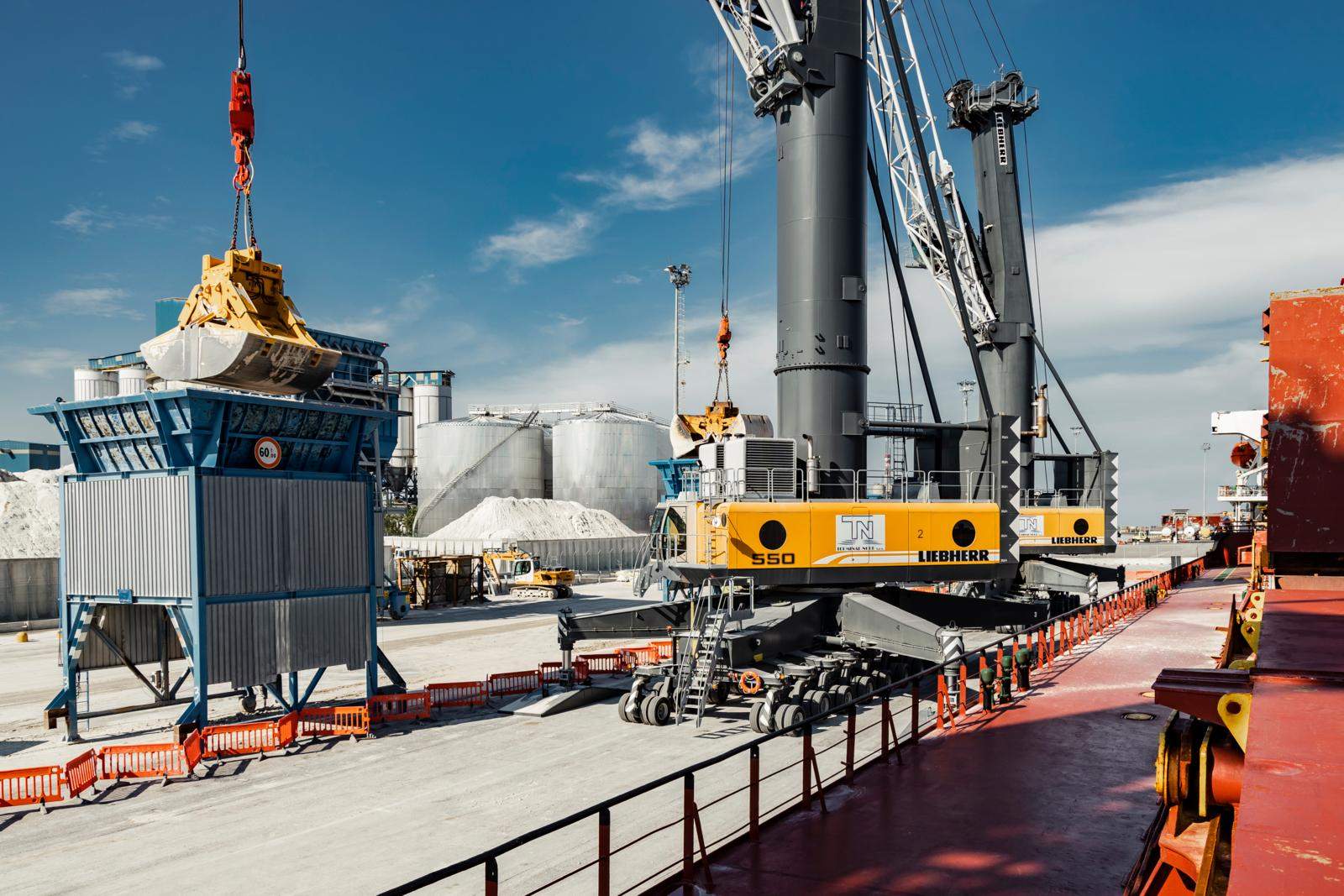 Strålende gardin delikatesse Intelligent og bæredygtig havnekran garanterer effektiv operation på Grenaa  Havn - Danske Havne